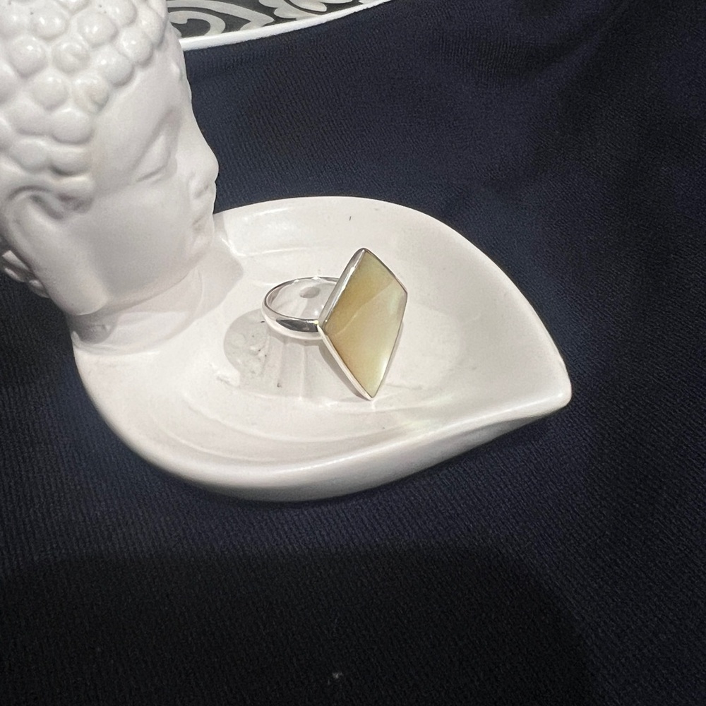 Sterling silver size 7 ring with Mother of Pearl inlay